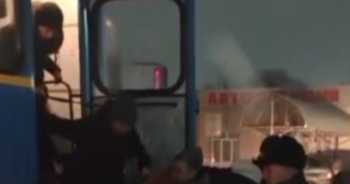 Қарағандыда жолаушылар мінген автобус жүк көлігімен соқтығысты