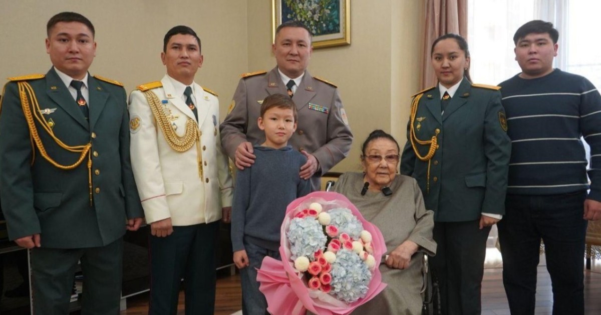 Алматыда әскери қызметшілер Бибігүл Төлегенованы туған күнімен құттықтады (ВИДЕО)