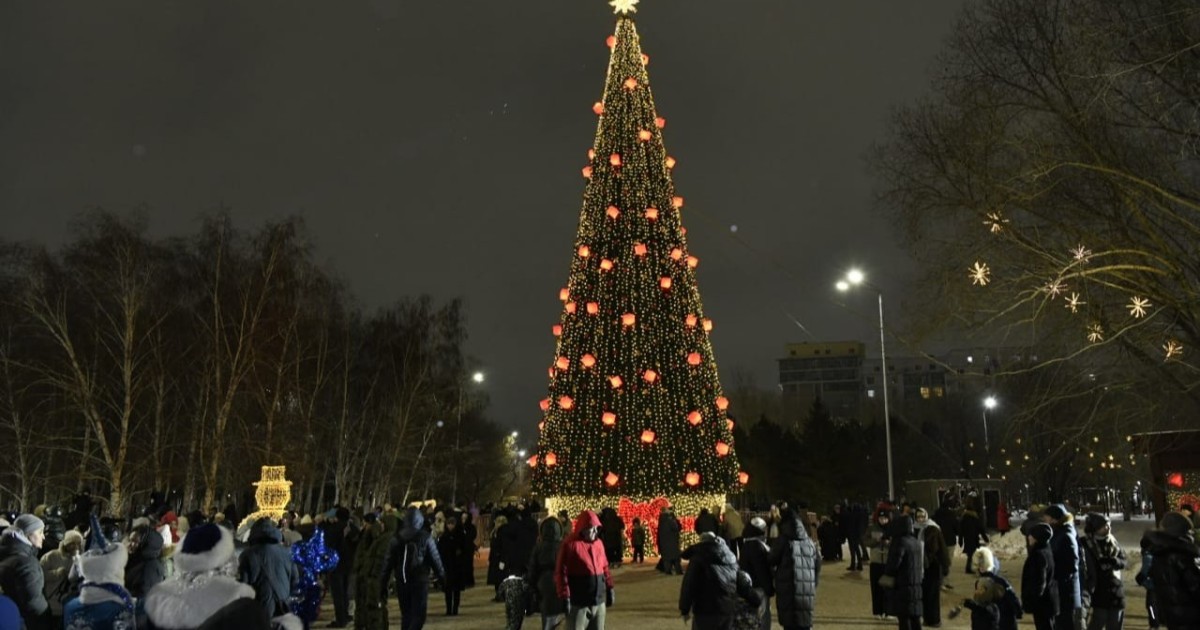 Астанада бір мезетте 40-тан астам шыршаның шамы жағылды
