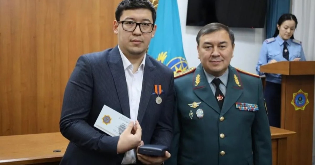 «Көмек сұраған дауысты естіген»: Астанада мұз астына түсіп кеткен адамды құтқарған азамат марапатталды