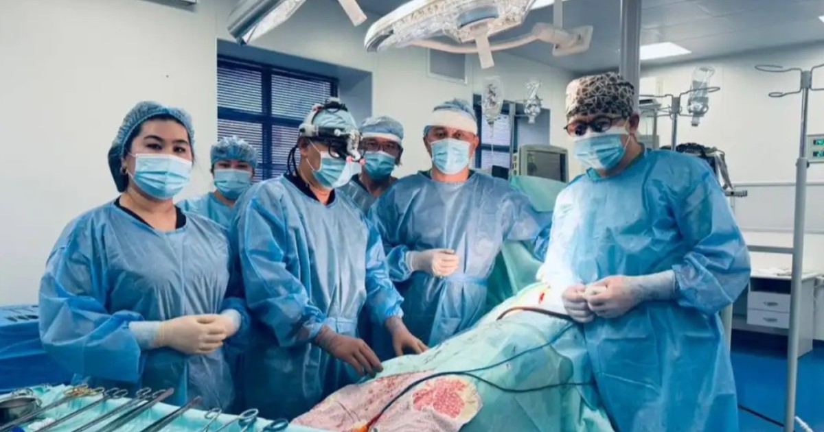 Шымкентте науқастың өз бүйрегін қайта орналастыру күрделі отасы сәтті жасалды