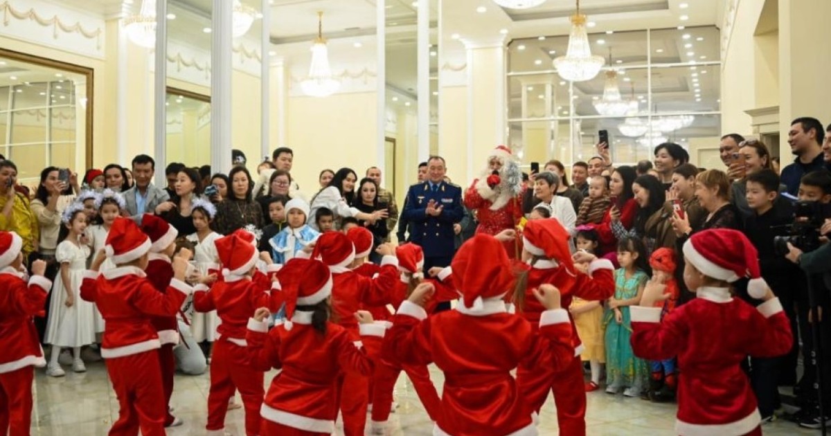 Астанада қорғаныс министрі жаңажылдық шыршаны жақты