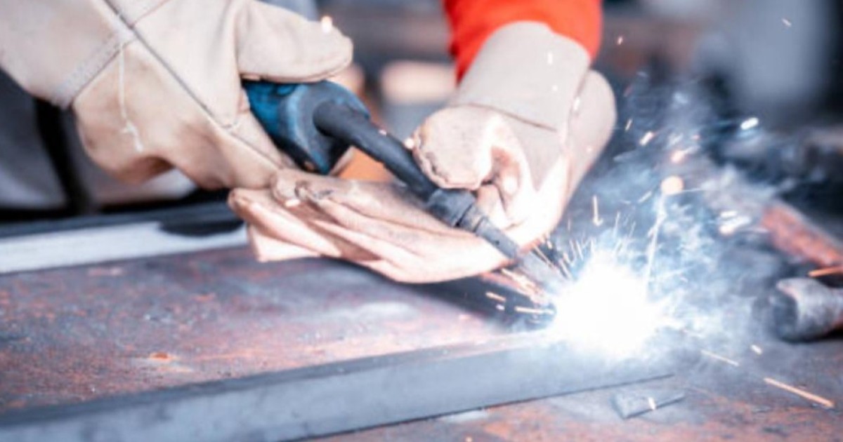 Астаналық бойжеткен JOLTAP жобасы аясында электргазбен дәнекерлеуші мамандығын тегін меңгеріп жатыр