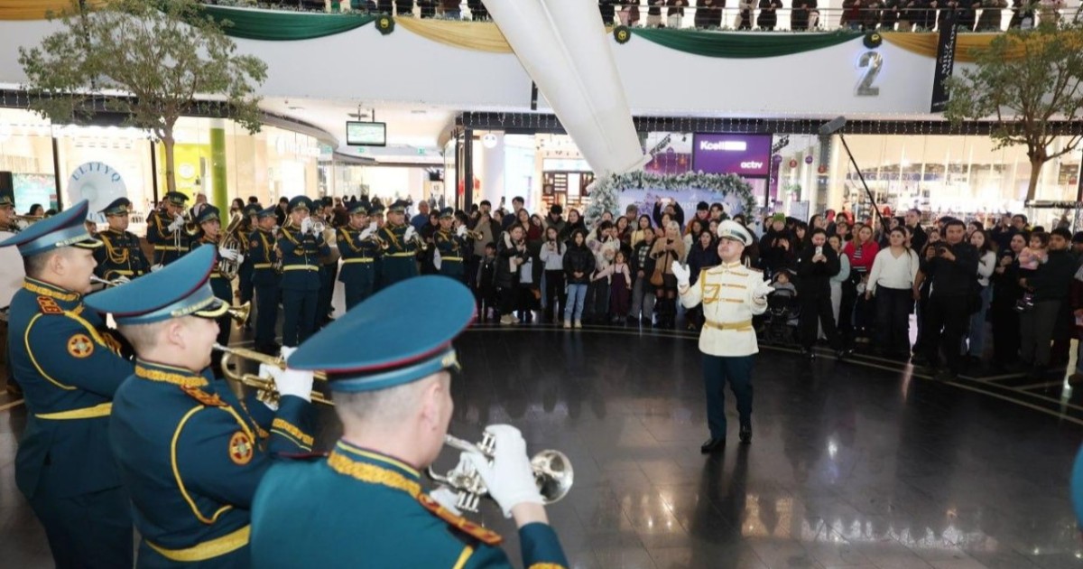 Ұлттық ұлан сарбаздары елордалықтарға жаңажылдық тосынсый жасады