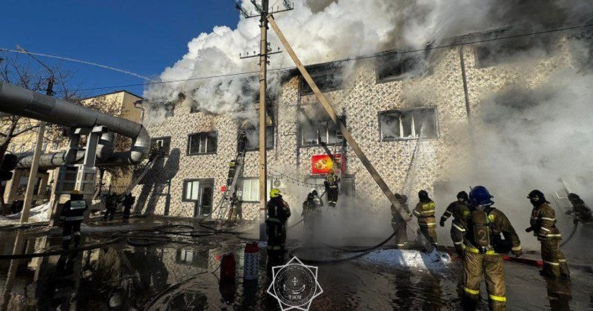 Елордалық өрт сөндірушілер үш қабатты ғимараттағы өртті оқшаулады