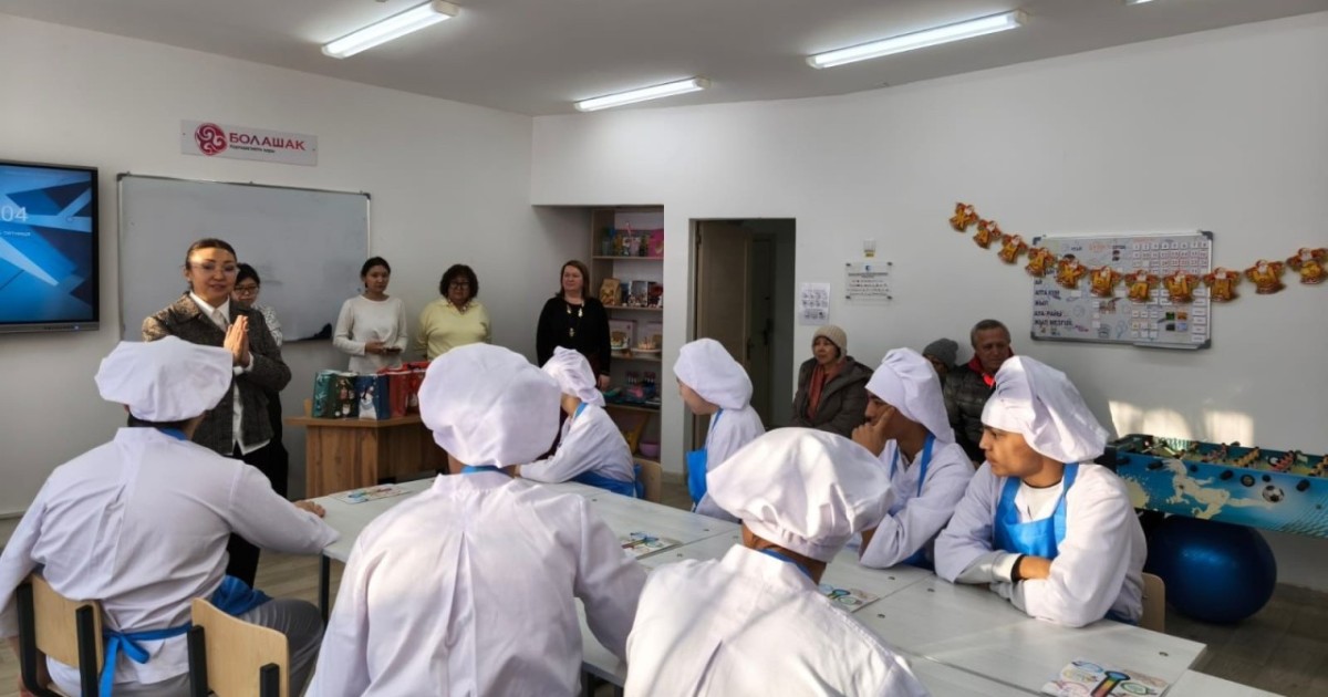 Астана қаласының Технологиялық колледжінде ерекше балаларды Жаңа жылмен құттықтады