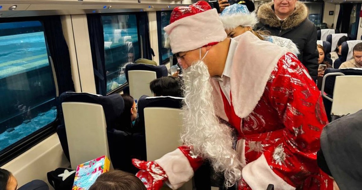 Пойыздарда Аяз ата мен Ақшақар жолаушыларды Жаңа жылмен құттықтап жүр