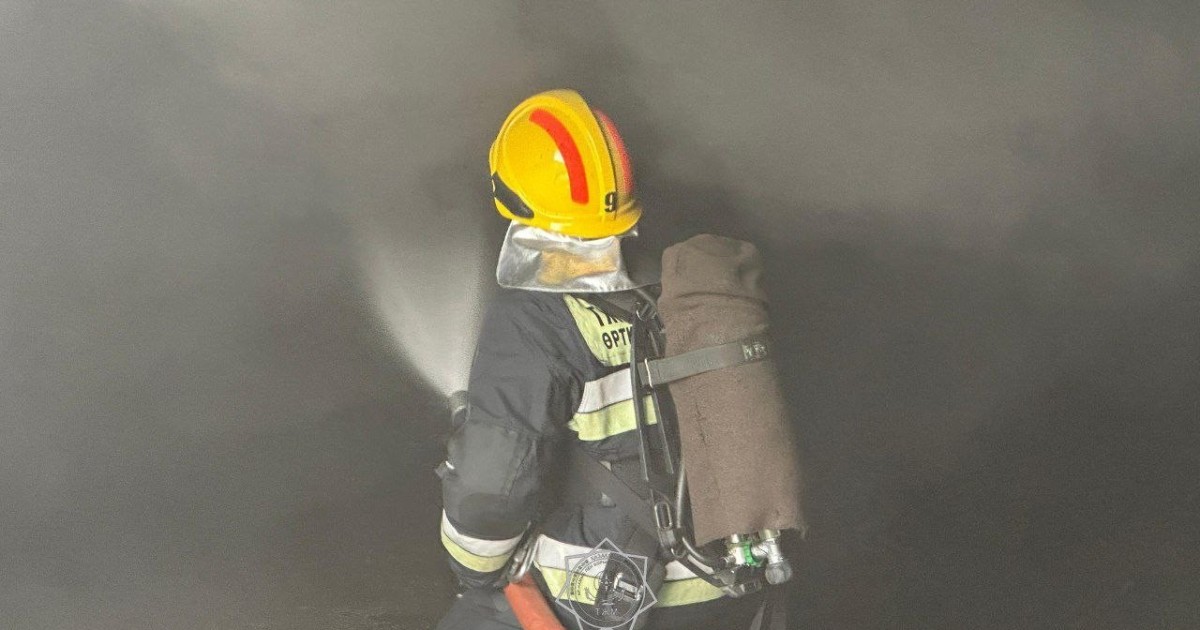 Елордалық өрт сөндірушілер қоймадан шыққан өртті сөндіріп жатыр