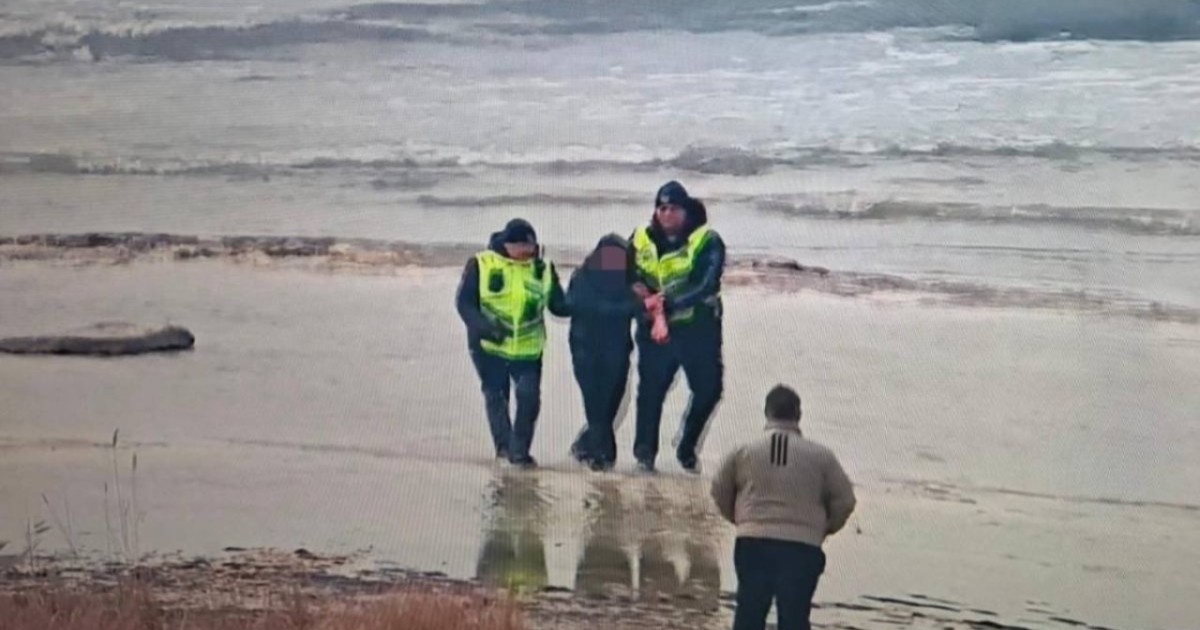 Полицейлер Каспий теңізіне батып бара жатқан жасөспірімді құтқарды