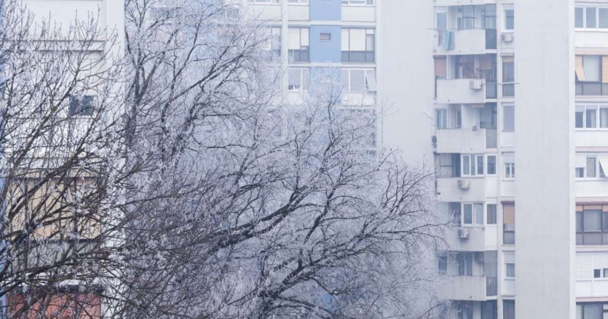 Елордада көпқабатты үйдің балконы өртенді: 8 адам эвакуацияланды