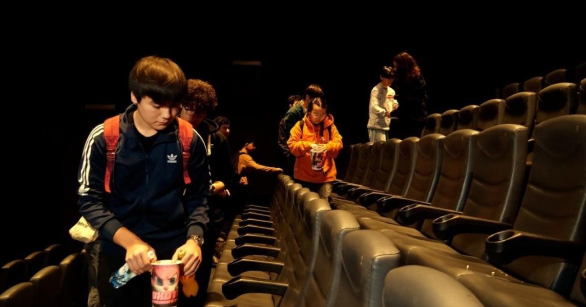 Елордада кинокөрсетілімнен кейін көрермен залдағы қоқысты жинап кетті