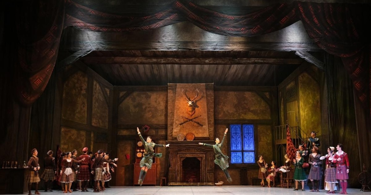 Абай атындағы опера және балет театры Сингапурде өнер көрсетеді