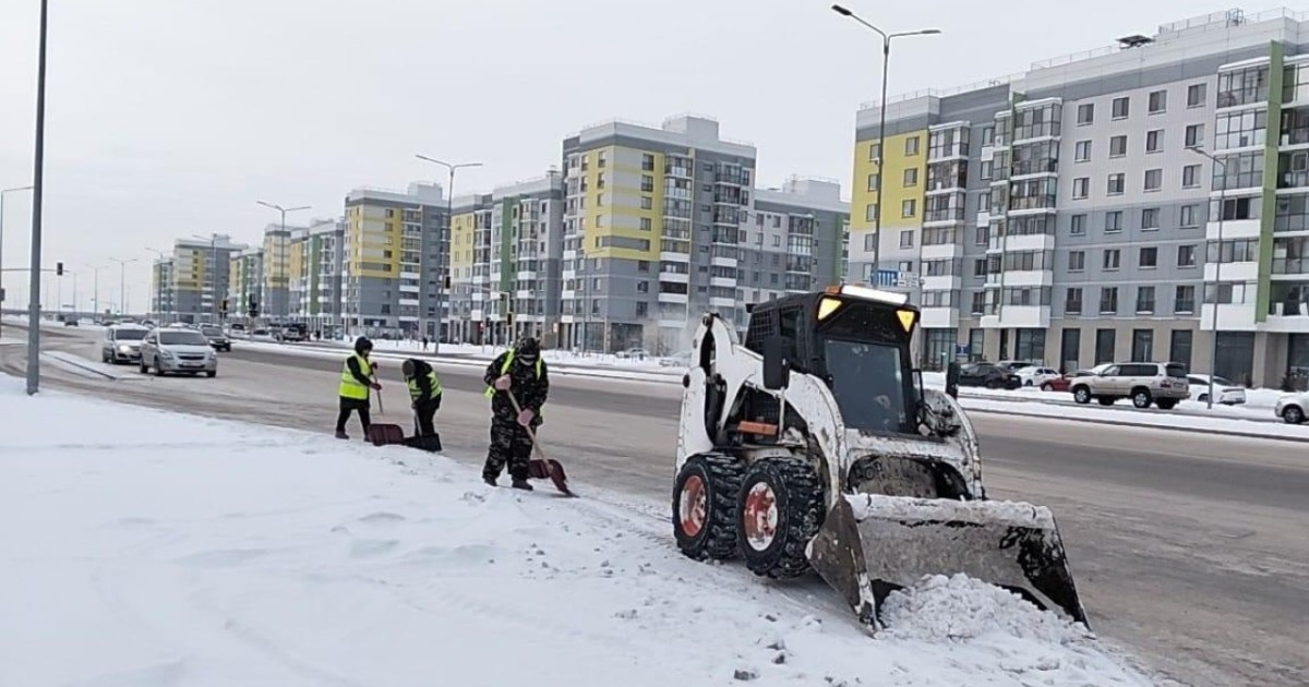 Астанада үш мыңнан астам адам қар күреуге шықты