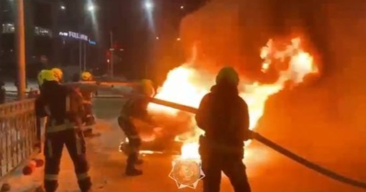 Астаналық құтқарушылар жанып жатқан көлік өртін сөндірді