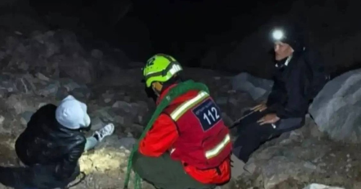 Алматыда құтқарушылар Мыңжылқы шыңында зардап шеккен альпинисті эвакуациялады