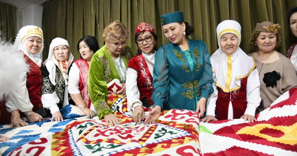 Алып құрақ көрпе тіккен қазақстандық ісмерлер әлемдік рекордтар кітабына ресми түрде тіркелді