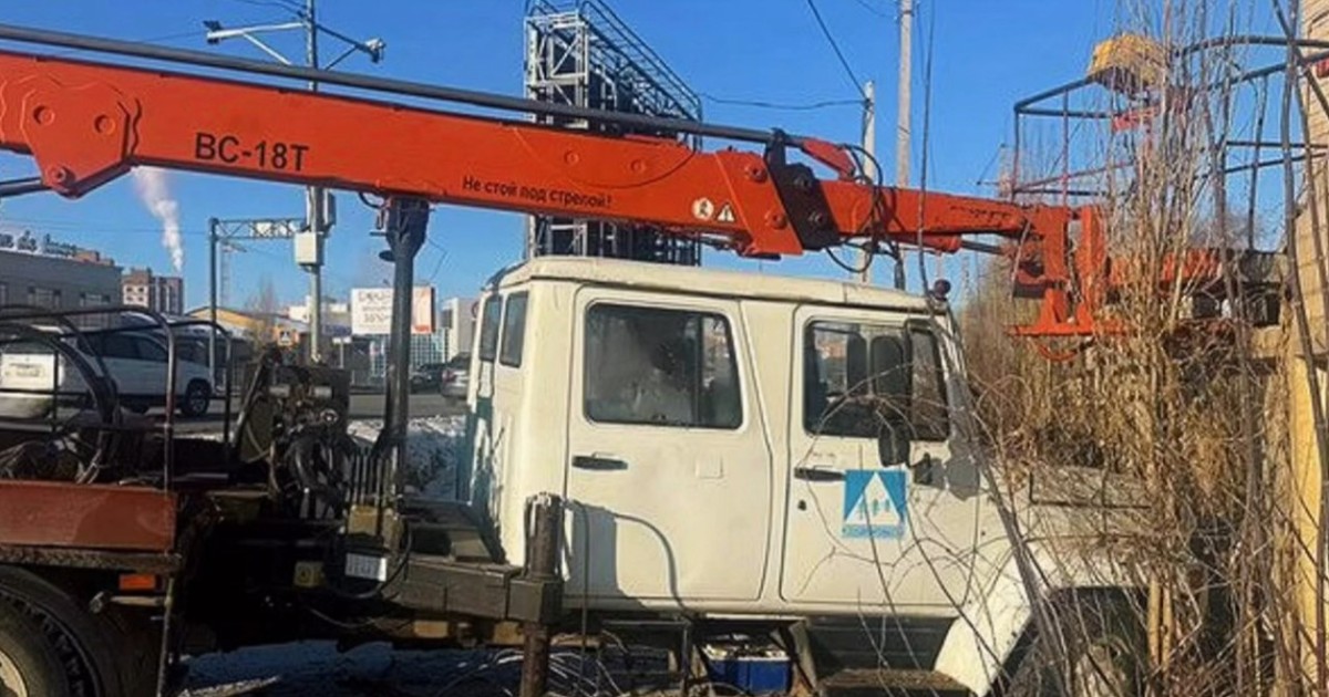 Ақтөбеде арнайы техника жеке үйдің қоршауына соғылды