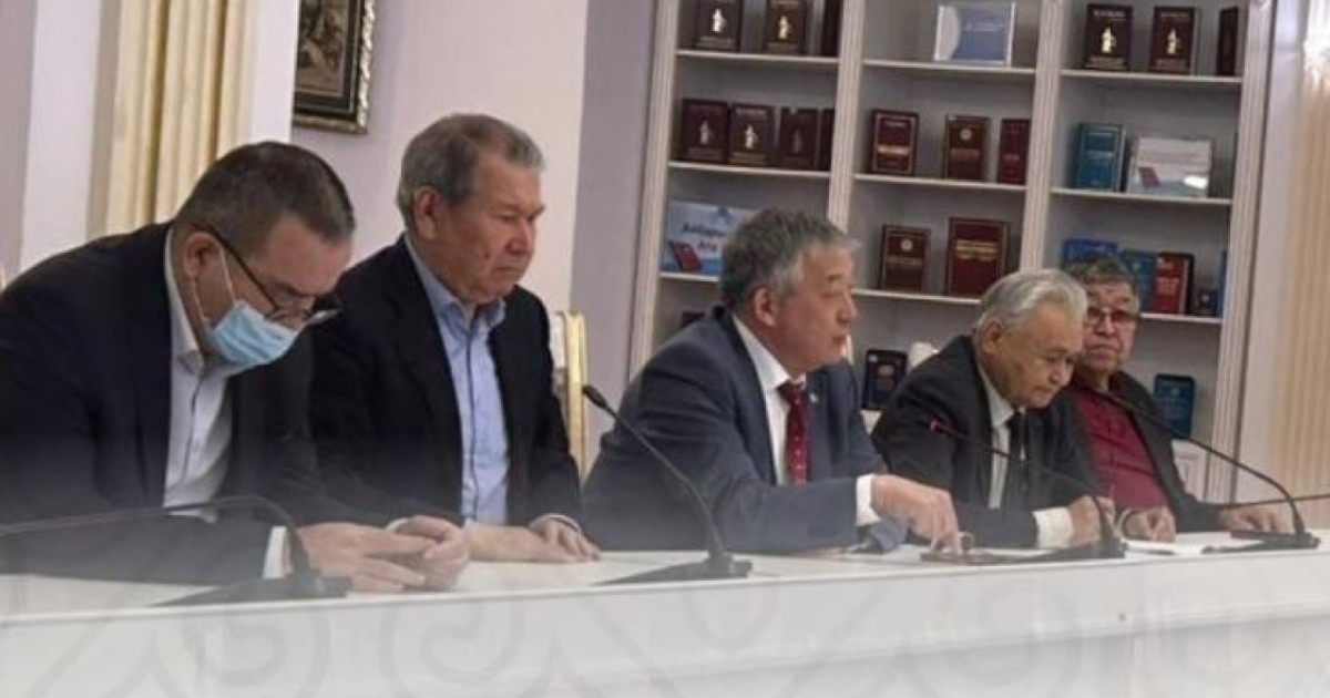 Астанада қаламгерлер Конституция жобасын талқылады