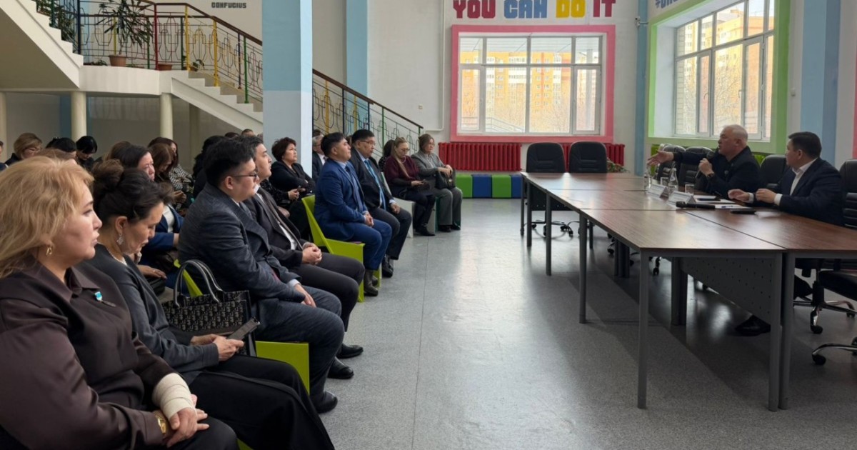 Мәжіліс депутаты елордадағы мектеп директорларына жаңа Конституция жобасын түсіндірді