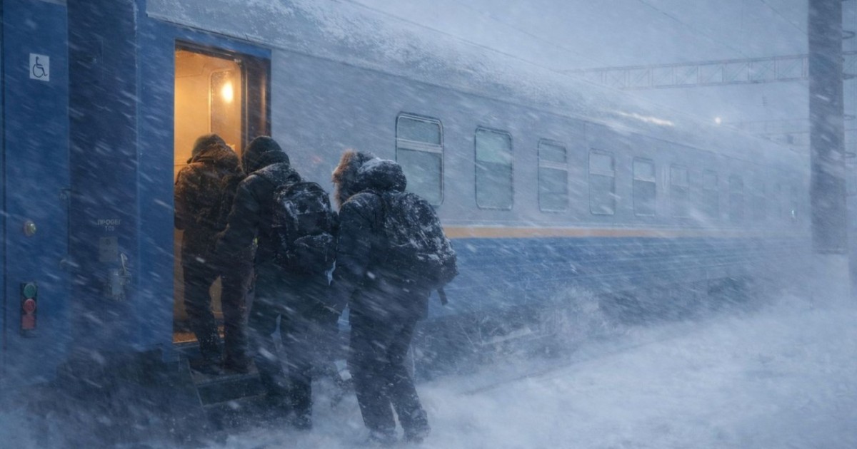 Ақтөбеде жол жабылып, 400 жолаушы пойызбен тасымалданды