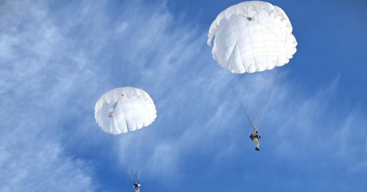 Мерзімді қызметтің 200-ге жуық сарбазы алғаш рет парашютпен секірді