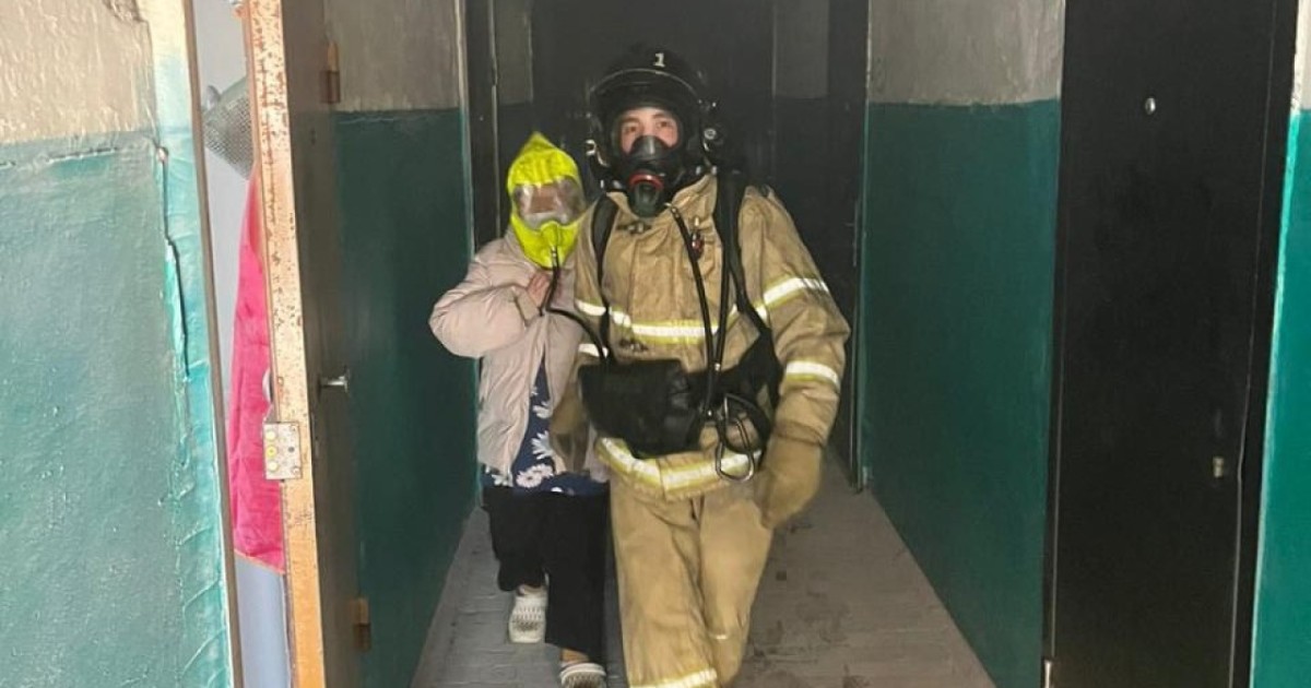 Ақтөбенің Астана ауданындағы көпқабатты үй өртеніп, құтқарушылар 30 адамды қауіпсіз аймаққа шығарды