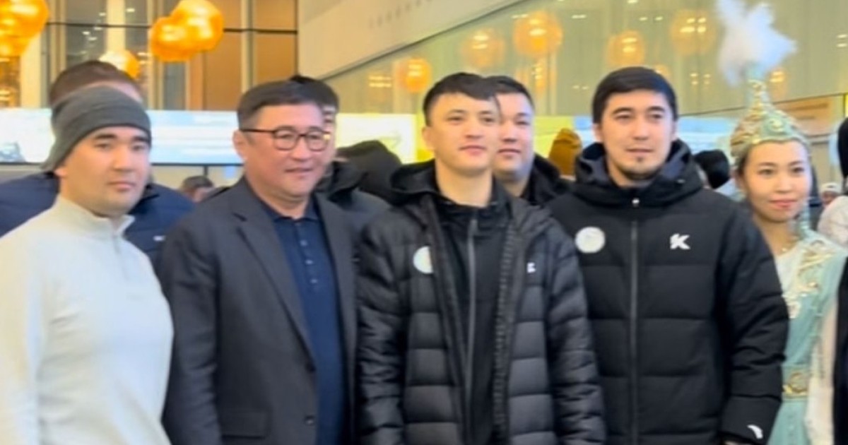 Абзал Әжіғалиевті жанкүйерлер Астана әуежайында қарсы алды