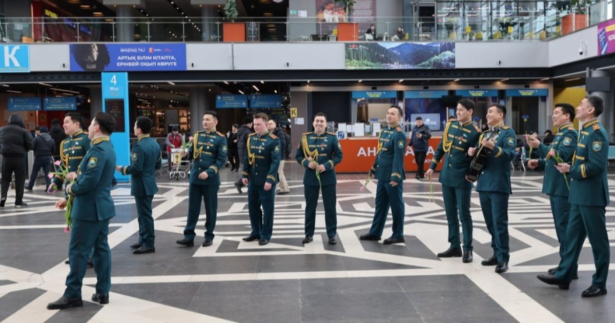 Ұлттық ұлан солистері астаналық аруларды құттықтады – ВИДЕО