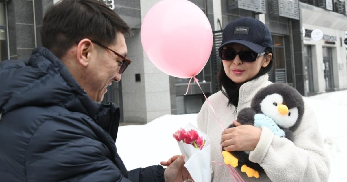 Астаналық қыз-келіншектерге 8 наурыз мейрамы қарсаңында гүл шоқтары таратылды