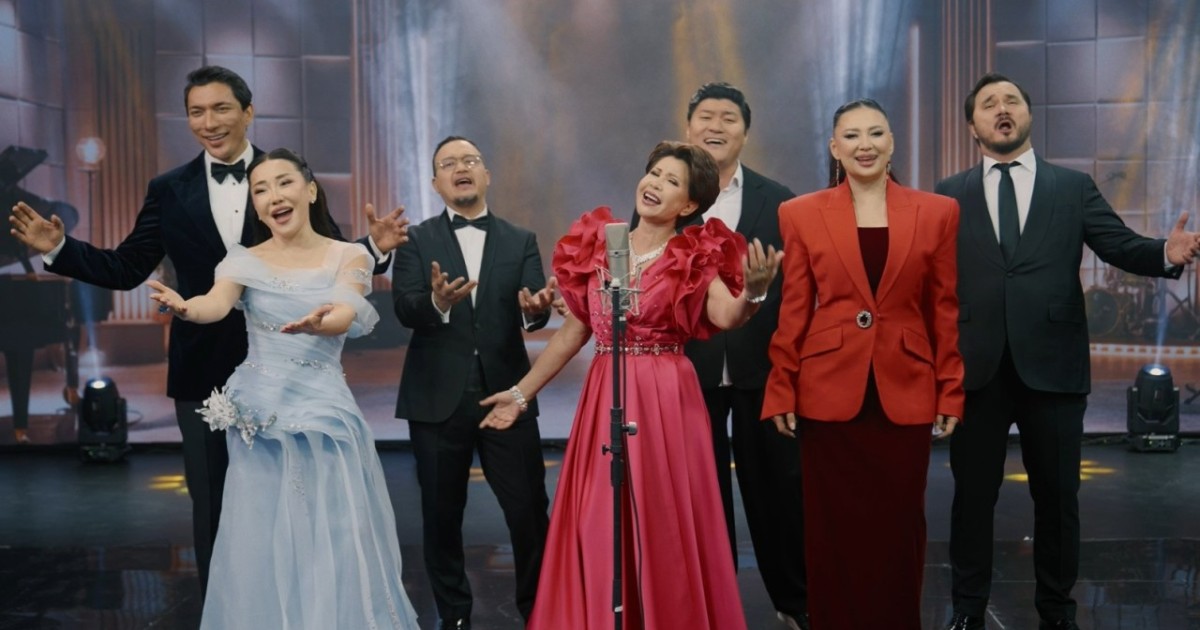 Белгілі өнер қайраткерлері «Халықтың Ата заңы» атты әнді бірге шырқады