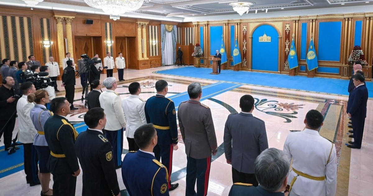 Президент «Алтын жұлдыз» бен «Отан» орденін Кенжебай Мәденовтің ұлына тапсырды
