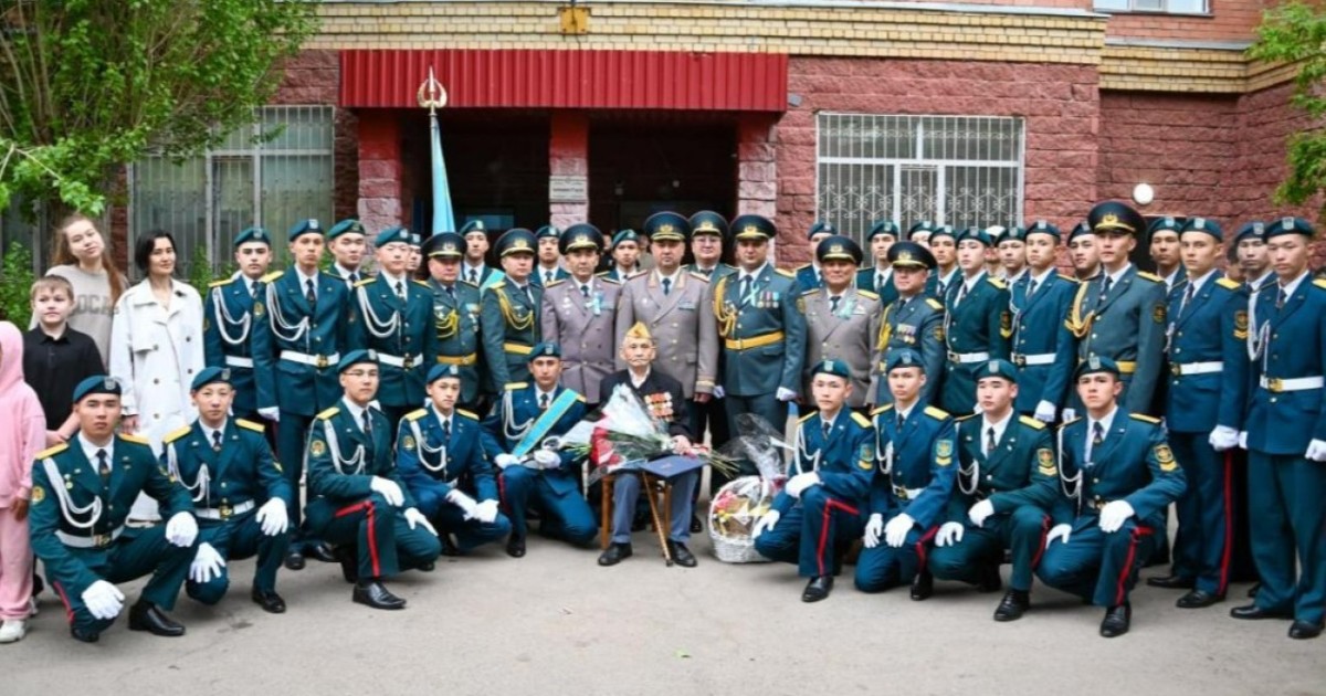 Құрлық әскерлерінің бас қолбасшысы Астанадағы жалғыз соғыс ардагерін мерекемен құттықтады