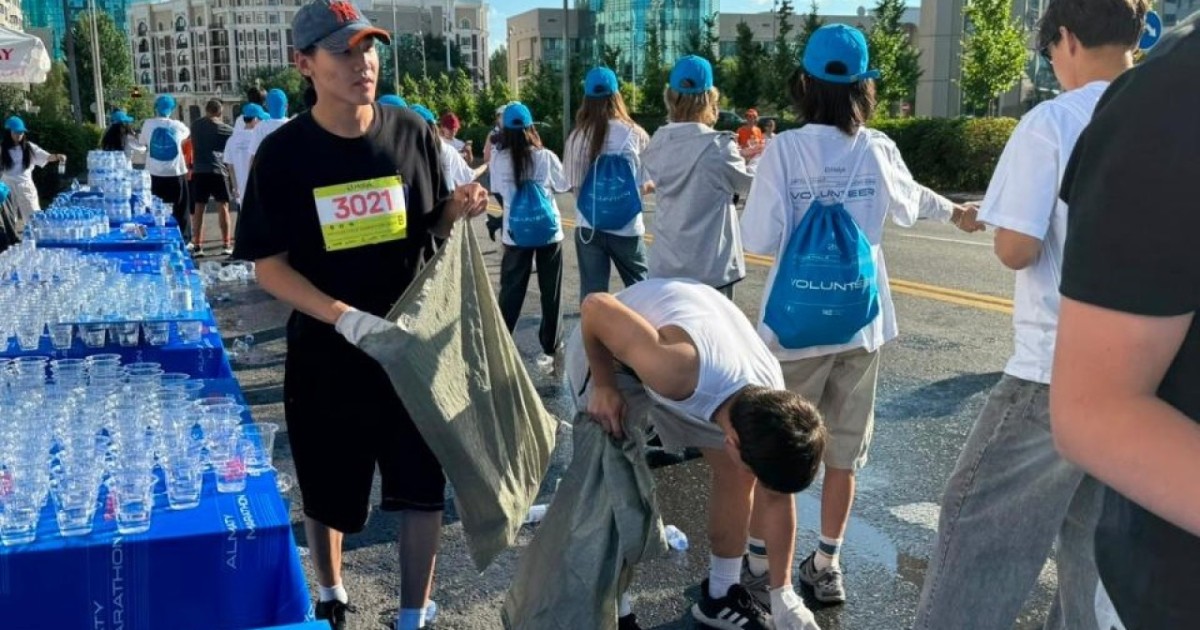 Astana Half Marathon қатысушылары «Таза Қазақстан» акциясын қолдап, қоқыс жинады
