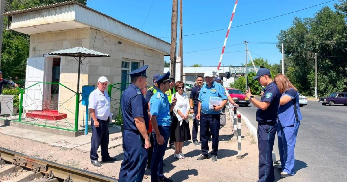 «Қауіпсіз өткел»: Жамбылда теміржолшылар  250 жүргізушіге профилактикалық түсіндіру жұмыстарын жүргізді