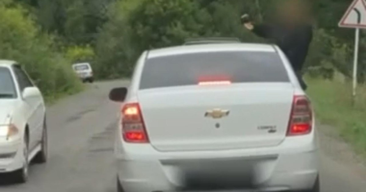 ШҚО-да денесін көлік терезесінен шығарған жолаушы жауапқа тартылды