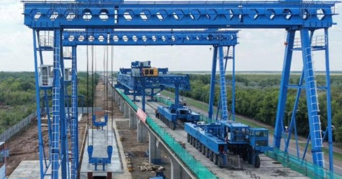 Елордада Tarlan Astana желісінің алғашқы арқалығы арнайы көпір орнатқыш техникамен көтерілді