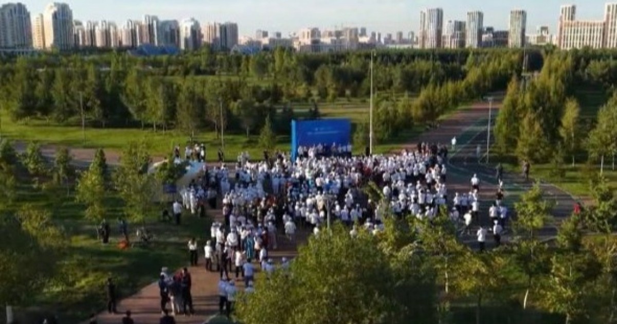 Елорда тұрғындары танымал спортшылармен бірге «10 мың қадам» жасады