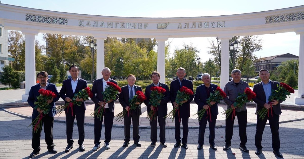 Астанада «Алаш қайраткерлері» ескерткішіне гүл шоқтары қойылды