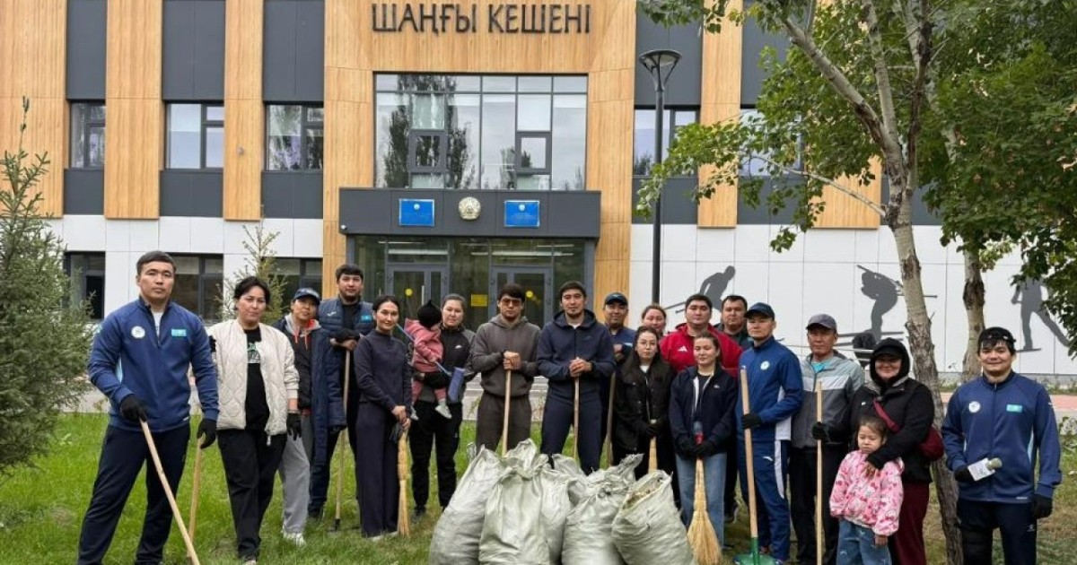 Астанада спортшылар мен жаттықтырушылар экологиялық акцияға қатысып, спорт кешендердің аумағын тазартты
