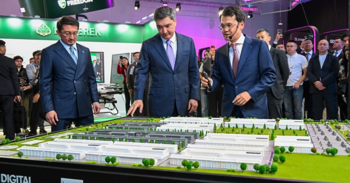 AI & Digital Bridge 2026: Премьер-министр отандық ЖИ әзірлемелерімен танысты