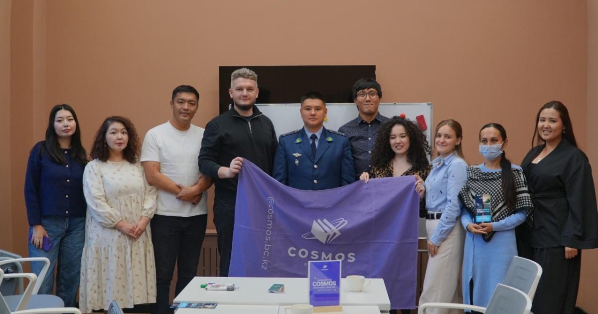 Астаналық полицейлер кітап клубының қатысушыларымен кездесті