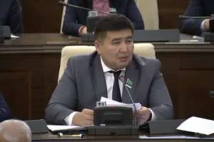 «Мектептерде смартфон пайдалануды шектеу қажет»: Елнұр Бейсенбаев ұсыныс айтты