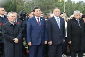 Ерлан Қошанов Міржақып Дулатұлына арналған ескерткіштің ашылуына қатысты