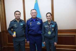 Қорғаныс министрі боксшы Алуа Балқыбекованы медальмен марапаттады