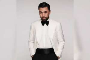 «Мен – жалғызбасты анамын»: Әмренің ассистенті әншіден тиісті өтемақы ала алмай жүргенін айтты