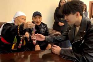 Маңғыстаулық 87 жастағы шебер Димаш Құдайбергенге арнап шашақ жасады