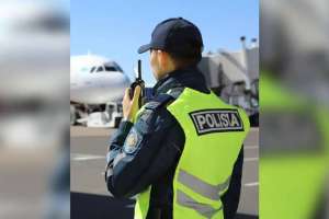 Көлік полицейлері тәртіп бұзған екі жолаушыны әуе рейсінен түсірді
