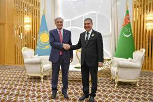 Әуежайда Қасым-Жомарт Тоқаев пен Гурбангулы Бердімұхамедов аз-кем әңгімелесті