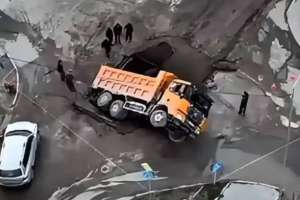 Семей орталығында жүк көлігі шұңқырға түсіп кетті