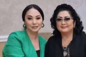 «Әлі сақтап келем»: Қарақат Әбілдина Мақпал Жүнісовадан алған сыйлығы туралы айтты